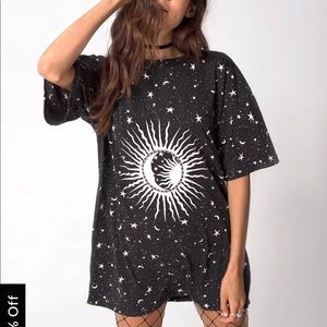 Motel SUNNY KISS OVERSIZED TEE IN BLACK COSMOS